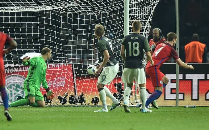 26.03.2016, Fussball Laenderspiel in Berlin, Deutschland - England Eric Dier (England), re., erzielt das Tor zum 2:3, Torwart Manuel Neuer (Deutschland) ist machtlos