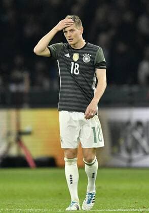 Enttäuschung nach dem Spiel bei Toni Kroos (GER) DFB Länderspiel Deutschland gegen England Freundschaftsspiel Fußball Herren GER vs ENG Berlin Olympiastadion 26.03.2016 DFB Länderspiel Deutschland gegen England