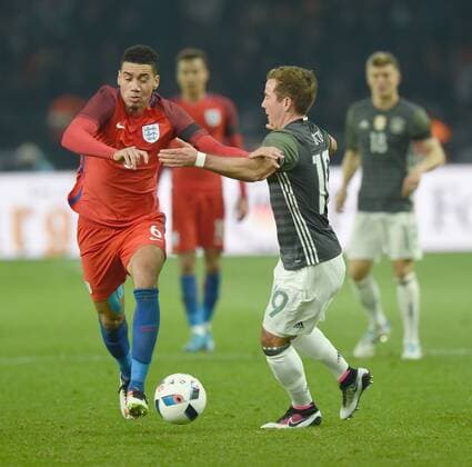 Fussball, Herren, Saison 2015 16, Länderspiel in Berlin, Deutschland - England, v. l. Chris Smalling (England), Mario Götze (Deutschland), 26.03.2016,