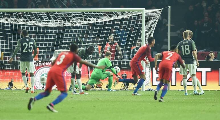 Fussball, Herren, Saison 2015 16, Länderspiel in Berlin, Deutschland - England, England machte das Tor zum 2:3, Torwart Manuel Neuer (Deutschland) ist geschlagen 26.03.2016,