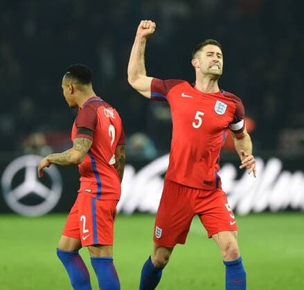 Fussball, Herren, Saison 2015 16, Länderspiel in Berlin, Deutschland - England, v. l. Nathaniel Clyne (England), Gary Cahil (England), Jubel nach dem Abpfiff, 26.03.2016,