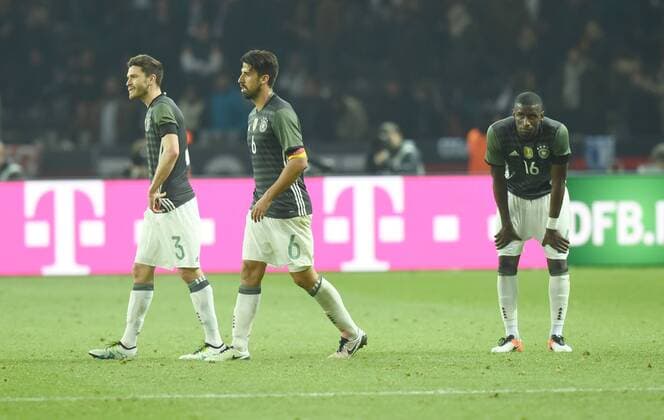 Fussball, Herren, Saison 2015 16, Länderspiel in Berlin, Deutschland - England, Jonas Hector (Deutschland), Sami Khedira (Deutschland), Antonio Rüdiger (Deutschland) Enttäuschung nach Abpfiff, 26.03.2016,
