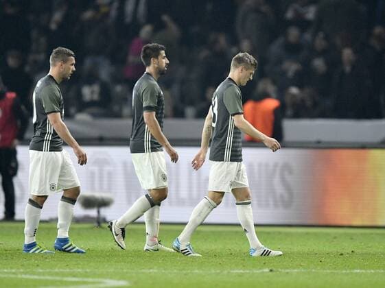Enttäuschung nach dem Spiel bei v.li.: Lukas Podolski (GER) Sami Khedira (GER) Toni Kroos (GER) DFB Länderspiel Deutschland gegen England Freundschaftsspiel Fußball Herren GER vs ENG Berlin Olympiastadion 26.03.2016 DFB Länderspiel Deutschland gegen England