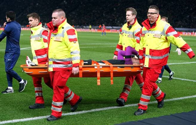 Berlin Fußball Länderspiel Deutschland vs. England; Torwart Jack Butland (ENG) muss verletzt vom Spielfeld getragen werden