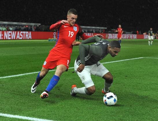 26.03.2016, Deutschland - England Jamie Vardy Aktion gegen Jonathan Tah (Rechts) HM