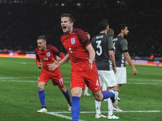 Fußball, Länderspiel, Eric Dier erzielt 2:3 Siegtreffer, Deutschland - England 26.03.2016, Deutschland - England Torschütze Eric Dier (4) und Vardy (links) jubeln nach dem 2:3. Jonas Hector und Khedira sind bedient HM