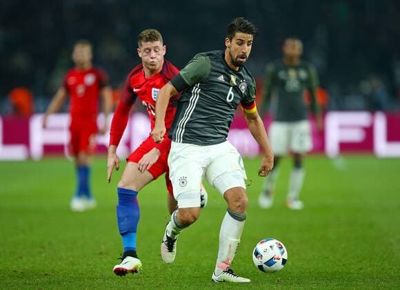 26.03.2016, Fussball Nationalmannschaft, Freundschaftsspiel Deutschland - England, im Olympiastadion Berlin. v.l. Ross Barkley (England) gegen Sami Khedira (Deutschland) 