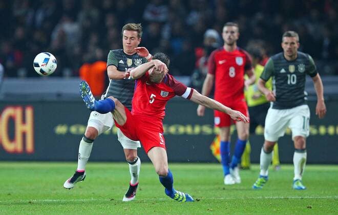 26.03.2016, Fussball Nationalmannschaft, Freundschaftsspiel Deutschland - England, im Olympiastadion Berlin. v.l. Mario Götze (Deutschland) gegen Gary Cahill (England) 