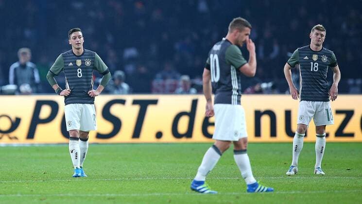 26.03.2016, Fussball Nationalmannschaft, Freundschaftsspiel Deutschland - England, im Olympiastadion Berlin. v.l. Mesut Özil (Deutschland) , Lukas Podolski (Deutschland) und Toni Kroos (Deutschland) enttäuscht 