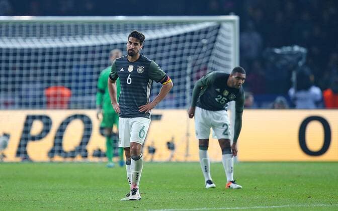 26.03.2016, Fussball Nationalmannschaft, Freundschaftsspiel Deutschland - England, im Olympiastadion Berlin. v.l. Sami Khedira (Deutschland) und Jonathan Tah (Deutschland) enttäuscht 