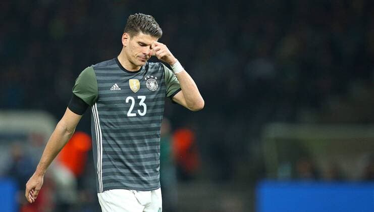 26.03.2016, Fussball Nationalmannschaft, Freundschaftsspiel Deutschland - England, im Olympiastadion Berlin. Mario Gomez (Deutschland) enttäuscht 