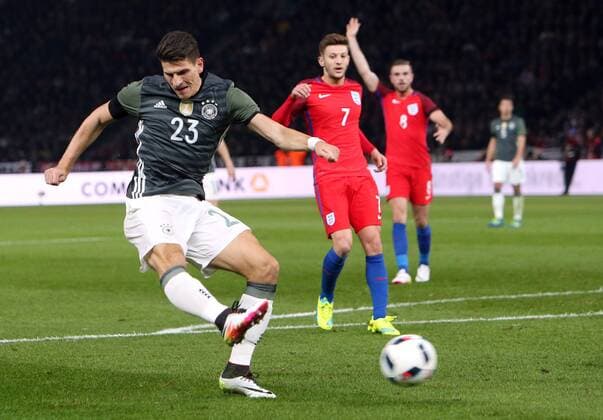 Berlin Fußball Länderspiel Deutschland vs. England, v.l. Mario Gomez (GER), Adam Lallana (ENG)