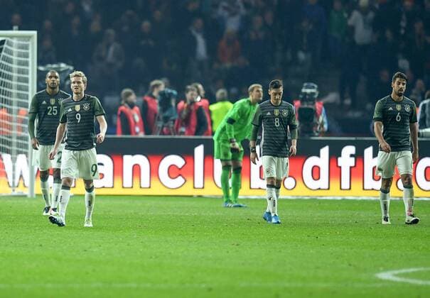 FUSSBALL INTERNATIONAL TESTSPIEL IM BERLINER OLYMPIASTADION Deutschland - England 26.03.2016 Jonathan Tah, Andre Schuerrle, Torwart Manuel Neuer, Mesut Oezil und Sami Khedira (v.l., alle Deutschland) sind nach dem 2:3 enttaeuscht 