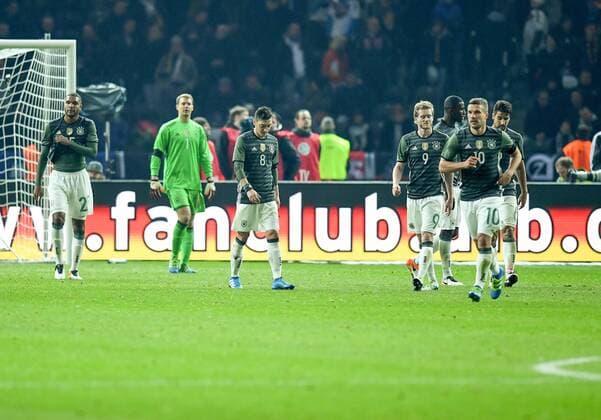 FUSSBALL INTERNATIONAL TESTSPIEL IM BERLINER OLYMPIASTADION Deutschland - England 26.03.2016 Jonathan Tah, Torwart Manuel Neuer, Mesut Oezil, Andre Schuerrle , Lukas Podolski und Sami Khedira (v.l., alle Deutschland) sind nach dem 2:;3 enttaeuscht 