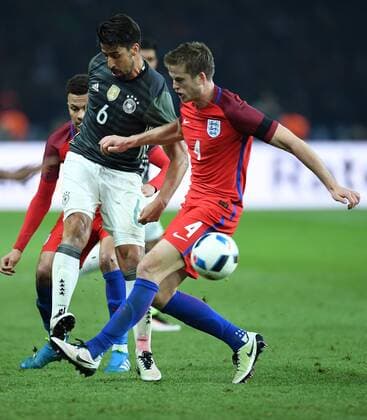 FUSSBALL INTERNATIONAL TESTSPIEL IM BERLINER OLYMPIASTADION Deutschland - England 26.03.2016 Sami Khedira (li, Deutschland) gegen Eric Dier (re, England) 