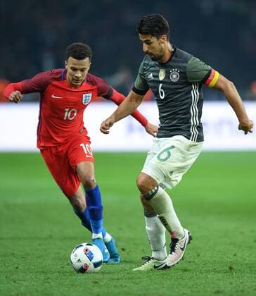 FUSSBALL INTERNATIONAL TESTSPIEL IM BERLINER OLYMPIASTADION Deutschland - England 26.03.2016 Sami Khedira (re, Deutschland) gegen Dele Alli (li, England) 