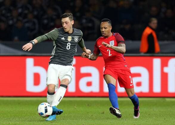 Berlin Fußball Länderspiel Deutschland vs. England, v.l. Mesut Özil (GER), Nathaniel Clyne (ENG)