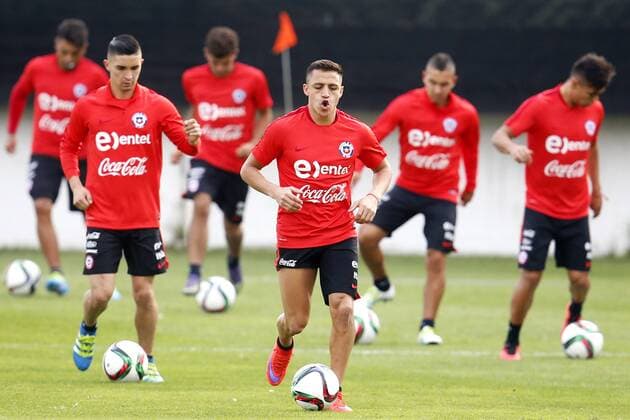 Chilean national soccer team player Alexis Sanchez (C) participates in a training session at Juan Pinto Duran sports complex in Santiago de Chile, Chile, 26 March 2016, prior to a Russia 2018 World Cup qualifying match before Venezuela the upcoming 29 March. CHILEAN NATIONAL SOCCER TEAM TRAINING SESSION !ACHTUNG: NUR REDAKTIONELLE NUTZUNG!  SAN004 20160326-635946306309398499