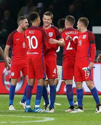 Fußball, Länderspiel, Eric Dier erzielt 2:3 Siegtreffer, Deutschland - England Berlin Fußball Länderspiel Deutschland vs. England, Siegtorschütze Eric Dier (ENG, Nr. 4) freut sich mit Jordan Henderson (links) und Dele Alli (Nr. 10)