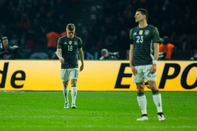 Samstag 26.03.2016, Laenderspiel - Testspiel in Berlin, Deutschland - England, v-l enttaeuscht, enttaeuschung, Toni Kroos (Deutschland 18) Mario Gomez (Deutschland 23) DeFodi507