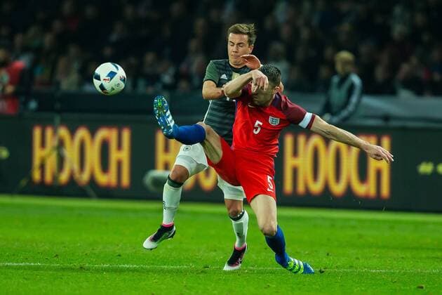 Samstag 26.03.2016, Laenderspiel - Testspiel in Berlin, Deutschland - England, v-l Mario Goetze (Deutschland 19) Gary Cahill (England 5) DeFodi507