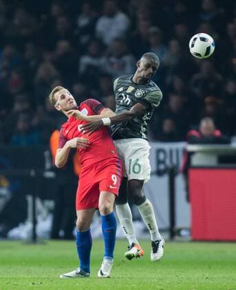 Berlin, Deutschland, 26.03.2016: Fußball Länderspiel zur Vorbereitung für die EM 2016 - Deutschland - England. Harry Kane (England 9) im Zweikampf gegen Antonio Rüdiger Ruediger (Deutschland 16)