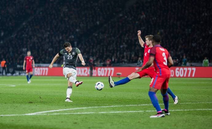 Berlin, Deutschland, 26.03.2016: Fußball Länderspiel zur Vorbereitung für die EM 2016 - Deutschland - England. Mario Gomez (Deutschland 23) im Zweikampf gegen Eric Dier (England 4) und Danny Rose (England 3)