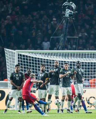 Berlin, Deutschland, 26.03.2016: Fußball Länderspiel zur Vorbereitung für die EM 2016 - Deutschland - England. Freistoß Freistoss Harry Kane (England 9) gegen die Mauer aus v.li. Emre Can (Deutschland 14), Sami Khedira (Deutschland 6), Jonathan Tah (Deutschland 25), Mario Gomez (Deutschland 23), Antonio Rüdiger Ruediger (Deutschland 16)