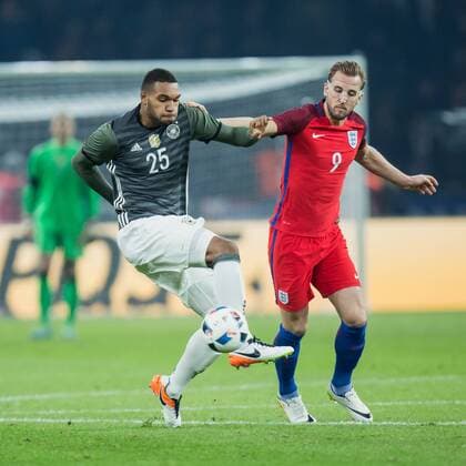 Berlin, Deutschland, 26.03.2016: Fußball Länderspiel zur Vorbereitung für die EM 2016 - Deutschland - England. Jonathan Tah (Deutschland 25) im Zweikampf gegen Harry Kane (England 9)