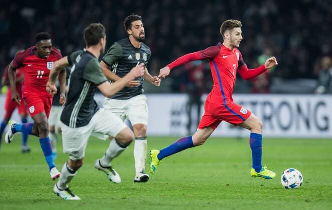 Berlin, Deutschland, 26.03.2016: Fußball Länderspiel zur Vorbereitung für die EM 2016 - Deutschland - England. Adam Lallana (England 7) im Zweikampf gegen Sami Khedira (Deutschland 6)