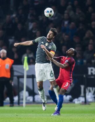 Berlin, Deutschland, 26.03.2016: Fußball Länderspiel zur Vorbereitung für die EM 2016 - Deutschland - England. Sami Khedira (Deutschland 6) im Zweikampf gegen Danny Rose (England 3)