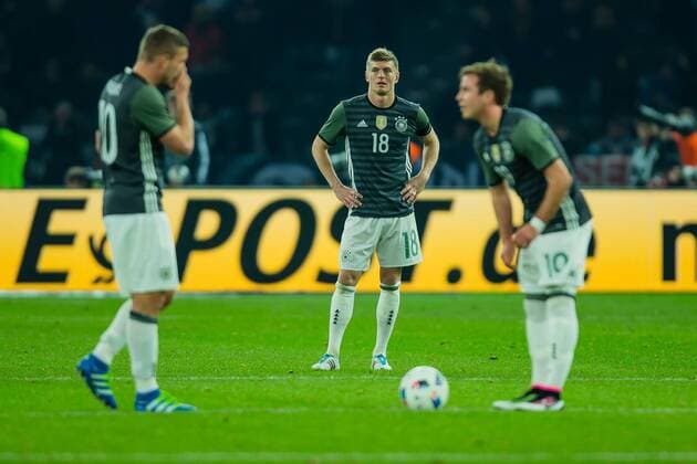 Samstag 26.03.2016, Laenderspiel - Testspiel in Berlin, Deutschland - England, v-l enttaeuscht, enttaeuschung, Lukas Podolski (Deutschland 10) Toni Kroos (Deutschland 18) Mario Goetze (Deutschland 19) DeFodi507