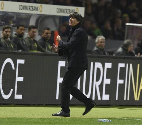 26.03.2016, Deutschland - England Trainer Joachim Löw ärgert sich, dreht sich ab HM