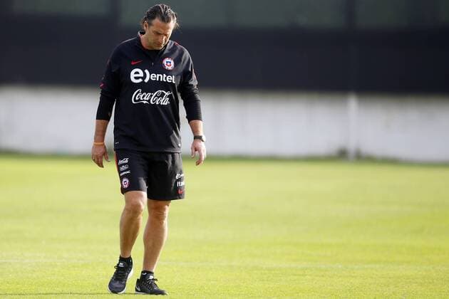 Chilean national soccer team coach Juan Antonio Pizzi participates in a training session at Juan Pinto Duran sports complex in Santiago de Chile, Chile, 26 March 2016, prior to a Russia 2018 World Cup qualifying match before Venezuela the upcoming 29 March. CHILEAN NATIONAL SOCCER TEAM TRAINING SESSION !ACHTUNG: NUR REDAKTIONELLE NUTZUNG!  SAN005 20160326-635946317586169654