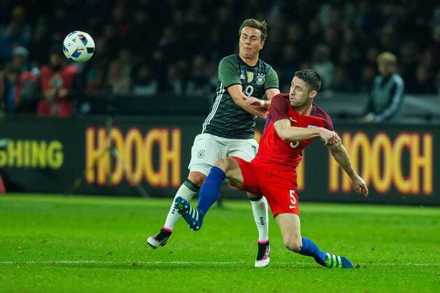 Samstag 26.03.2016, Laenderspiel - Testspiel in Berlin, Deutschland - England, v-l Mario Goetze (Deutschland 19) Gary Cahill (England 5) DeFodi507