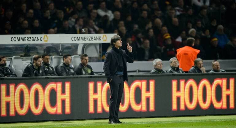 26. Maerz 2016: Berlin, Olympiastadion: Fussball Testspiel: Deutschland - England: Trainer Joachim Jogi Loew zeigt an - Hoch (Deutschland).