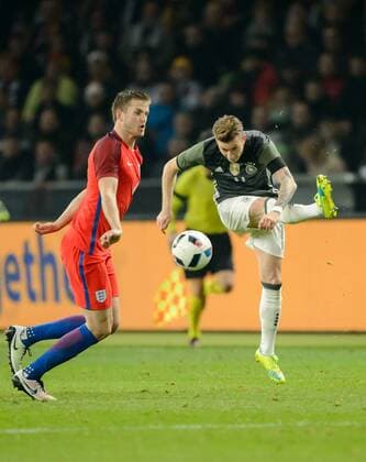 26. Maerz 2016: Berlin, Olympiastadion: Fussball Testspiel: Deutschland - England: Marco Reus (gruen, Deutschland) gegen Eric Dier (England).