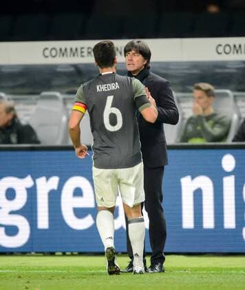 26. Maerz 2016: Berlin, Olympiastadion: Fussball Testspiel: Deutschland - England: Trainer Joachim Jogi Loew spricht mit Sami Khedira (beide Deutschland).