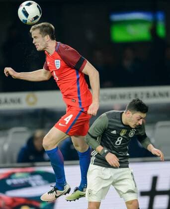 26. Maerz 2016: Berlin, Olympiastadion: Fussball Testspiel: Deutschland - England: Mesut Oezil (gruen, Deutschland) gegen Eric Dier (England).