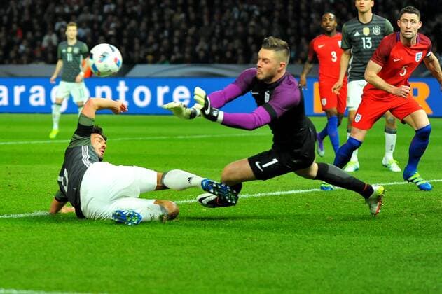 Mats HUMMELS (GER), Torwart Jack BUTLAND (ENG). Deutschland, Berlin: Fussball, DFB, Nationalmanschaft: Deutschland vs. England am 26.03.2016, Olympiastadion.
