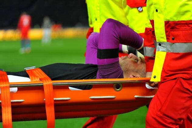Torwart Jack BUTLAND (ENG) wird verletzt vom Platz getragen. Deutschland, Berlin: Fussball, DFB, Nationalmanschaft: Deutschland vs. England am 26.03.2016, Olympiastadion.