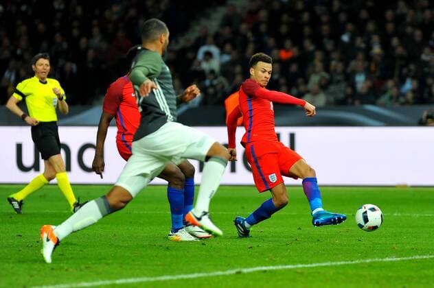 Dele ALLI (ENG), Jonathan TAH (GER). Deutschland, Berlin: Fussball, DFB, Nationalmanschaft: Deutschland vs. England am 26.03.2016, Olympiastadion.