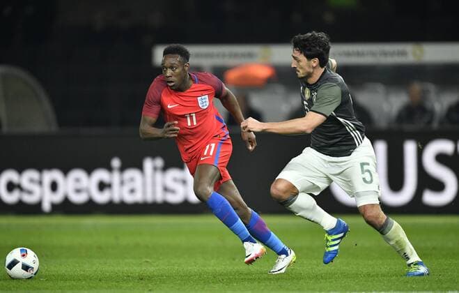 Zweikampf, Aktion Mats Hummels (GER) (rechts) gegen Danny Welbeck (ENG) DFB Länderspiel Deutschland gegen England Freundschaftsspiel Fußball Herren GER vs ENG Berlin Olympiastadion 26.03.2016 DFB Länderspiel Deutschland gegen England