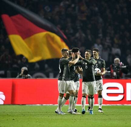 Tor zum 1:0 durch Toni Kroos (GER) Torjubel vor deutscher Flagge Fahne DFB Länderspiel Deutschland gegen England Freundschaftsspiel Fußball Herren GER vs ENG Berlin Olympiastadion 26.03.2016 DFB Länderspiel Deutschland gegen England