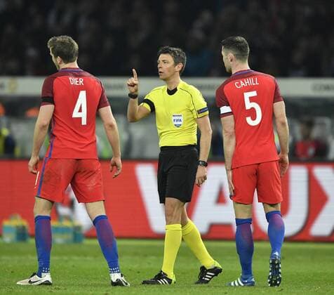 Schiedsrichter Referee Gianluca Rocchi (ITA) Gestik, Geste mit Eric Dier (ENG) und Gary Cahill (ENG) Verwarnung DFB Länderspiel Deutschland gegen England Freundschaftsspiel Fußball Herren GER vs ENG Berlin Olympiastadion 26.03.2016 DFB Länderspiel Deutschland gegen England