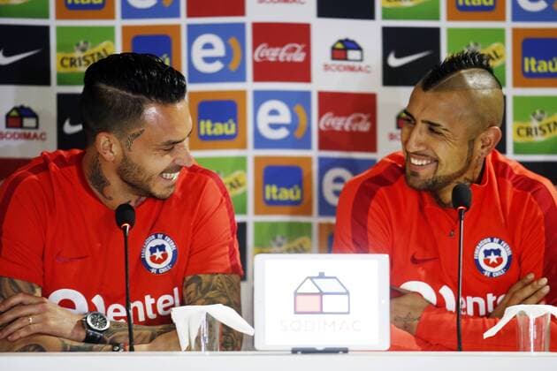 Chilean national soccer team players Mauricio Pinilla (L) and Arturo Vidal (R) deliver a presser at Fernando Riera sports complex in Santiago de Chile, Chile, 26 March 2016, prior to a Russia 2018 World Cup qualifying match before Venezuela the upcoming 29 March. CHILEAN NATIONAL SOCCER TEAM PRESSER !ACHTUNG: NUR REDAKTIONELLE NUTZUNG!  SAN007 20160327-635946368198948575