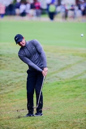 26 MAR 2016: Rory McIlroy chips onto the 6th green during the World Golf Championships - Dell Match Play Round 4 at the Austin Country Club Austin, Texas. (Photo by Ken Murray Icon Sportswire) GOLF: MAR 26 PGA Golf Herren - World Golf Championships-Dell Match Play - Round 4 Icon1603264002 EDITORIAL USE ONLY