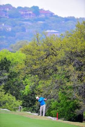26 MAR 2016: Zach Johnson hits his approach shot from the edge of a cliff on number 2 during the World Golf Championships - Dell Match Play Round 4 at the Austin Country Club Austin, Texas. (Photo by Ken Murray Icon Sportswire) GOLF: MAR 26 PGA Golf Herren - World Golf Championships-Dell Match Play - Round 4 Icon1603264007 EDITORIAL USE ONLY