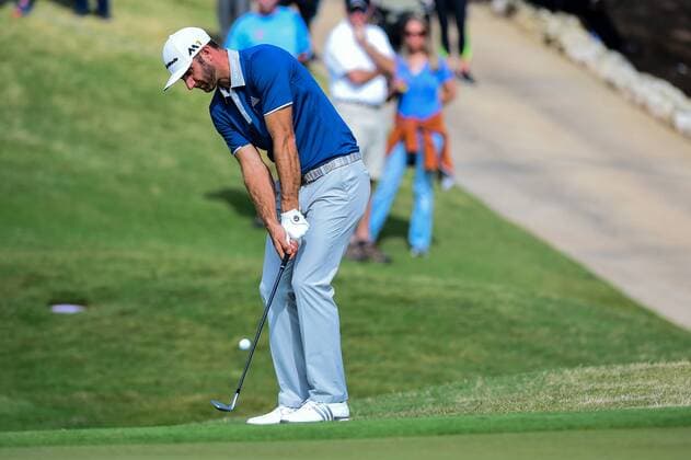 26 MAR 2016: Dustin Johnson chips onto number 10 during the World Golf Championships - Dell Match Play Round 4 at the Austin Country Club Austin, Texas. (Photo by Ken Murray Icon Sportswire) GOLF: MAR 26 PGA Golf Herren - World Golf Championships-Dell Match Play - Round 4 Icon1603264028 EDITORIAL USE ONLY