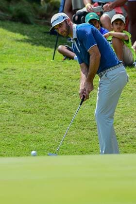 26 MAR 2016: Dustin Johnson watches his birdie attempt head towards the cup on number 7 during the World Golf Championships - Dell Match Play Round 5 at the Austin Country Club Austin, Texas. (Photo by Ken Murray Icon Sportswire) GOLF: MAR 26 PGA Golf Herren - World Golf Championships-Dell Match Play - Round 5 Icon1603265020 EDITORIAL USE ONLY